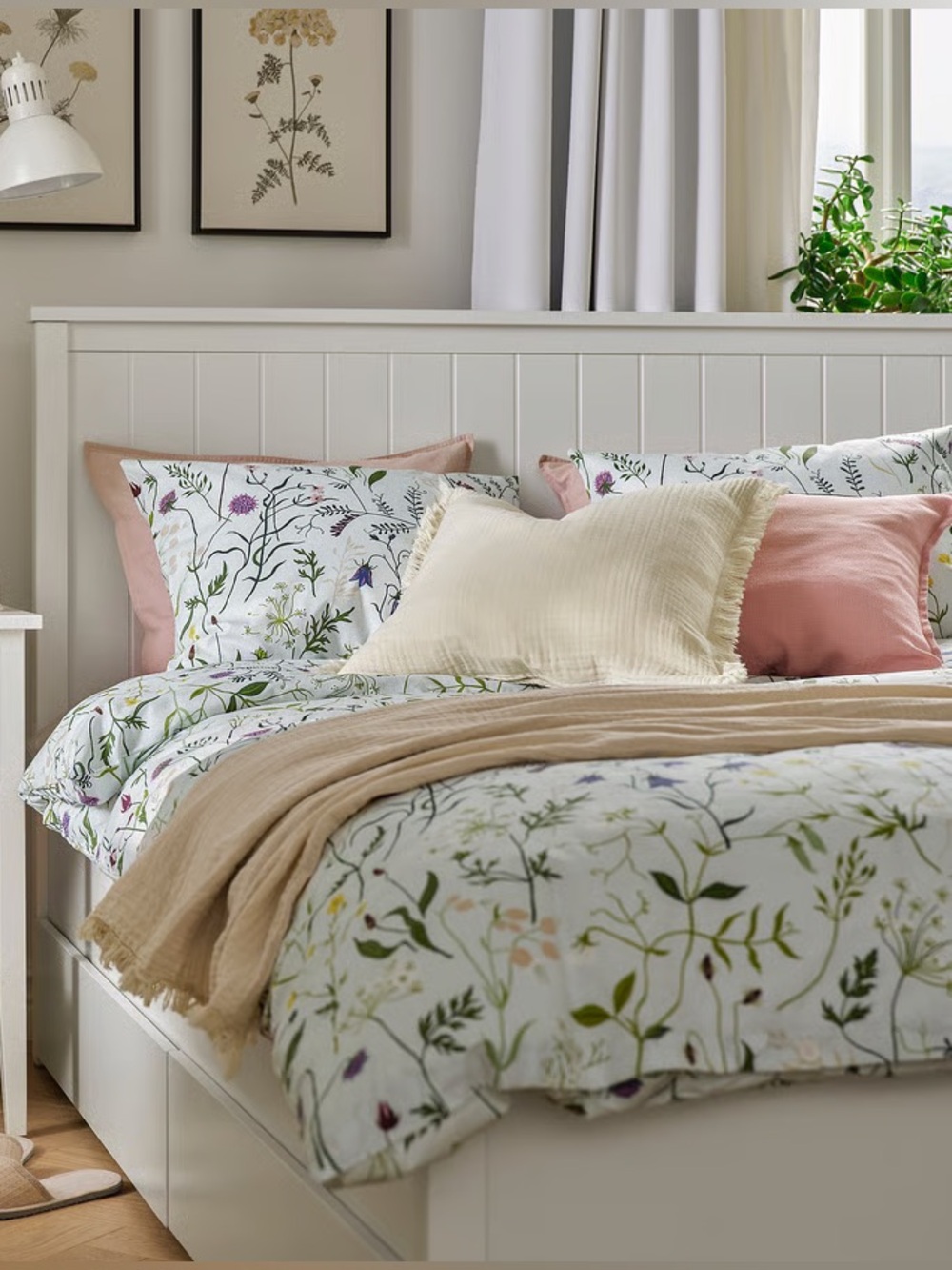 Floral Meadow Cotton Duvet Cover Set in White and Pink